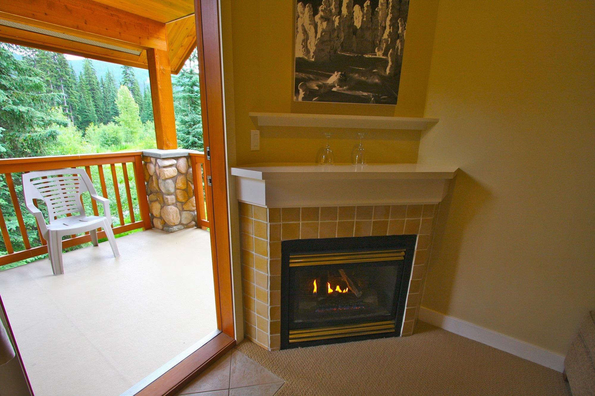 The Pinnacle Lodge Sun Peaks Exteriör bild
