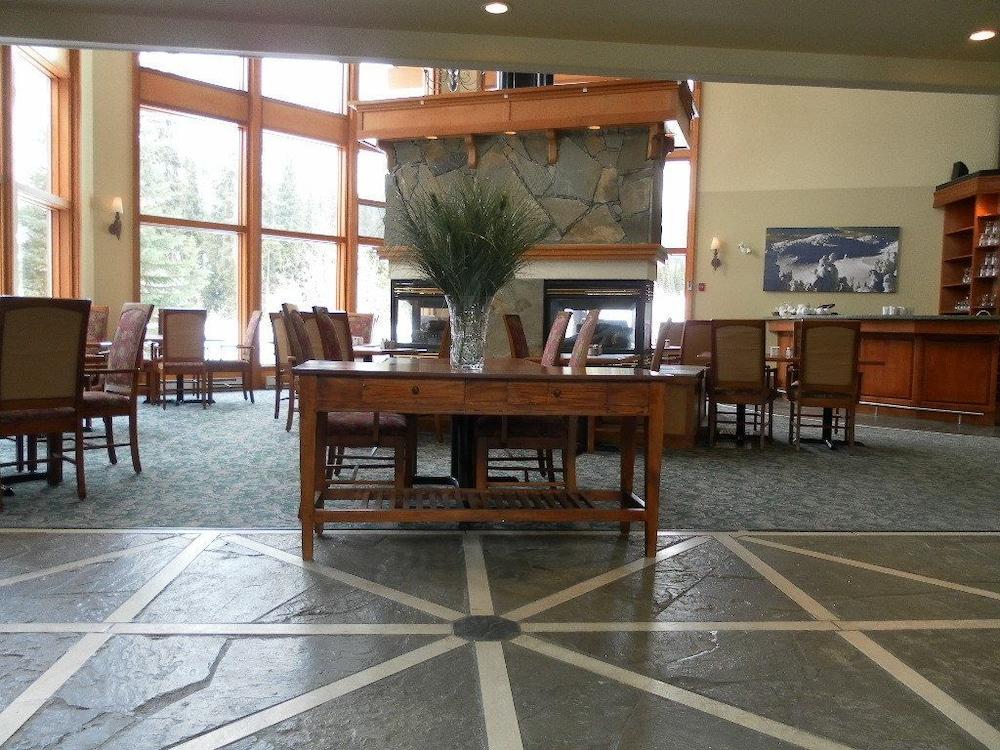 The Pinnacle Lodge Sun Peaks Exteriör bild